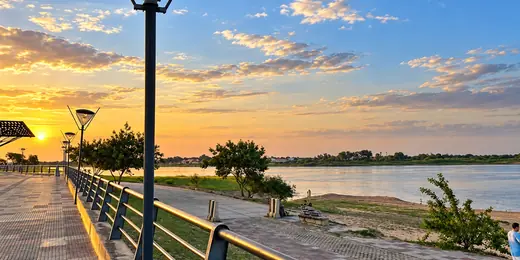 Costanera de Asunción junto al río Paraguay al atardecer