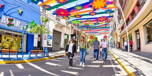 Calle Palma decorada en el Centro Histórico de Asunción