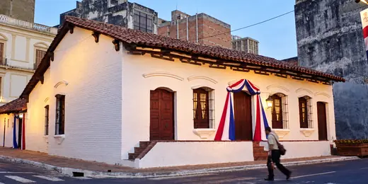 Fachada colonial de la Casa de la Independencia de Paraguay