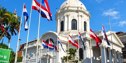 Panteón Nacional de los Héroes con banderas paraguayas