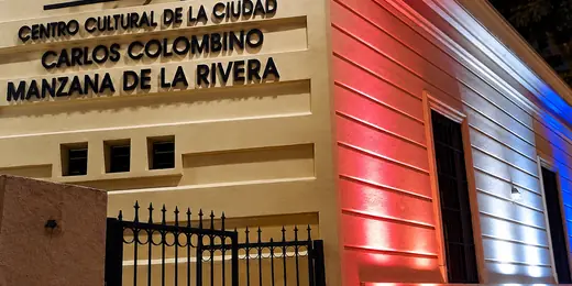 Centro Cultural Manzana de la Rivera iluminado de noche