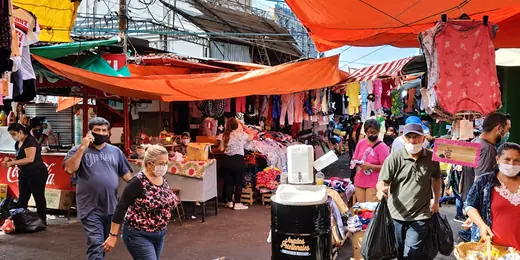 Puestos y visitantes en el Mercado Municipal Número 4 de Asunción