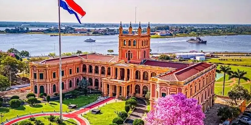 Palacio de López junto a la bahía de Asunción