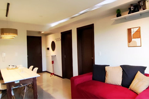 Sala con sofá y televisión